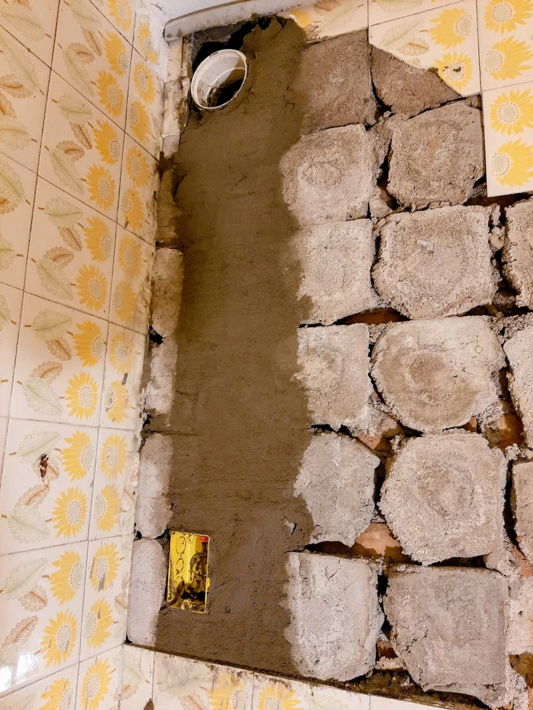 Parede com o caminho da instalação recomposto em argamassa