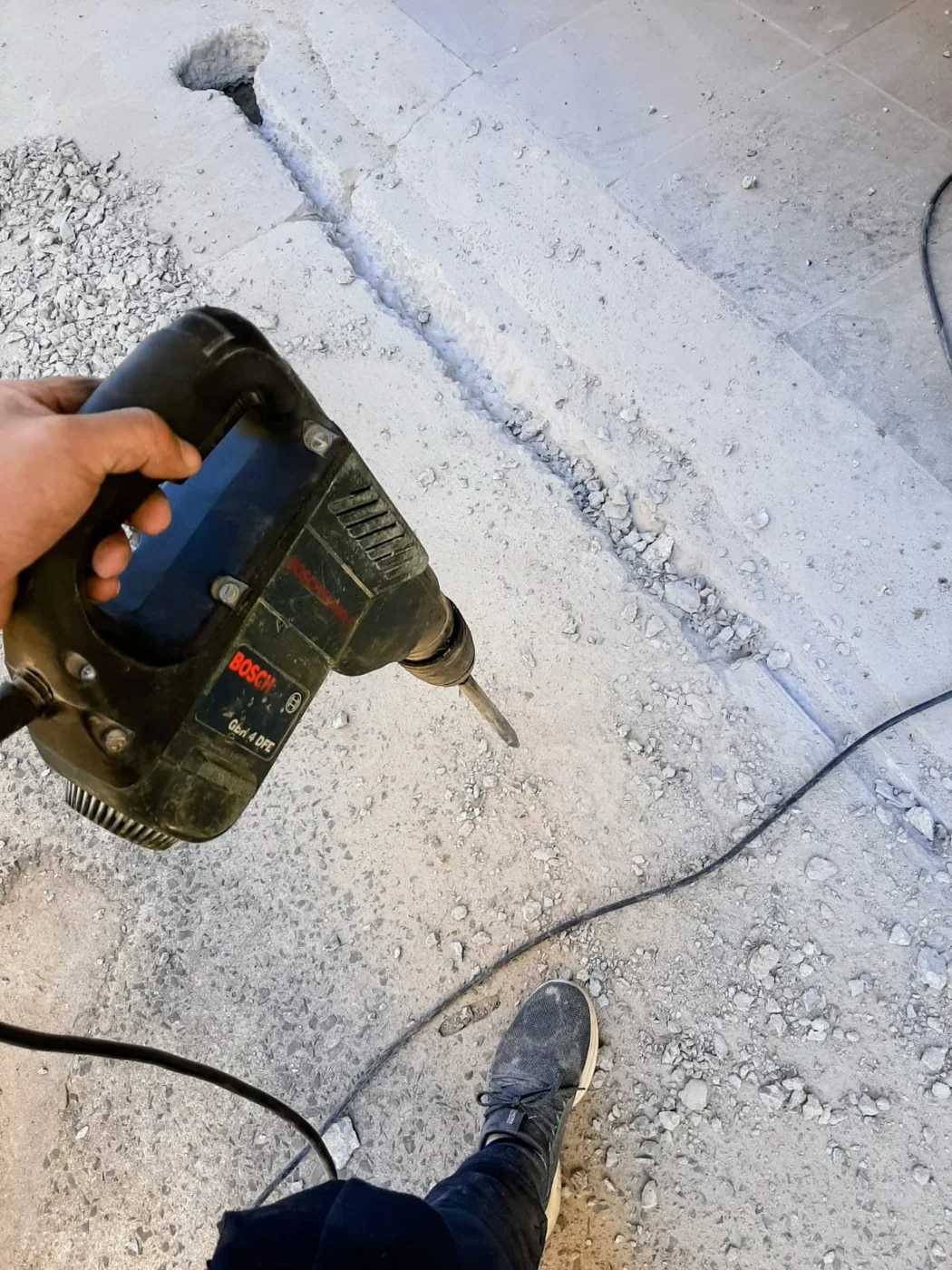 Abertura de caminho para infraestrutura no piso